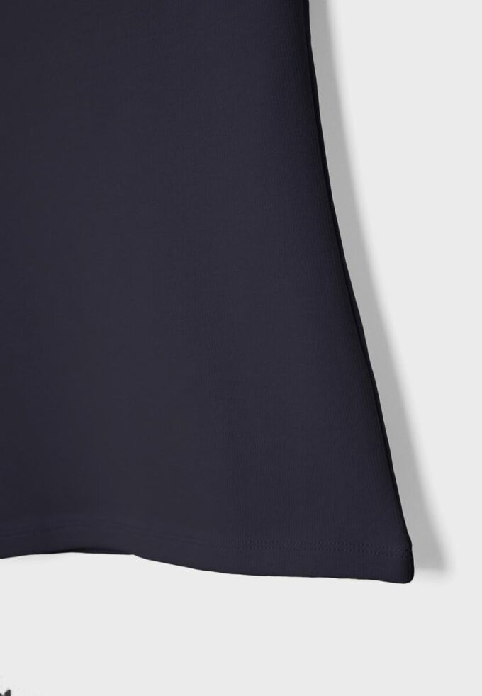 Enkel T-skjorte med båthals som basisplagg