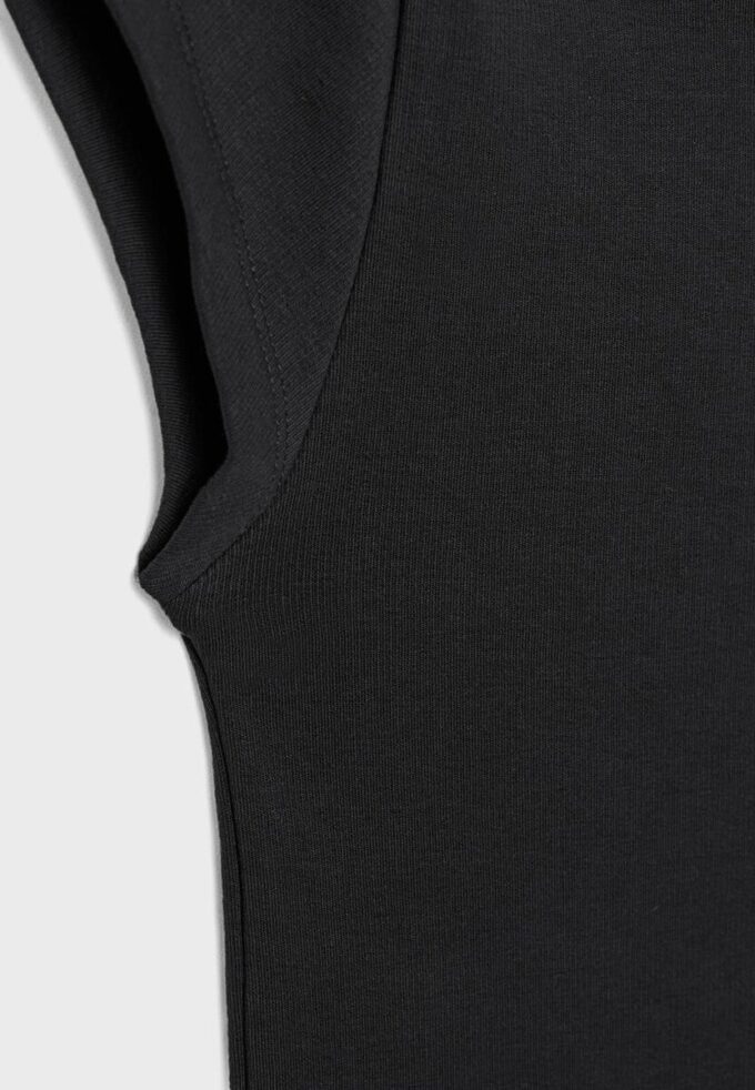 Enkel T-skjorte med båthals som basisplagg