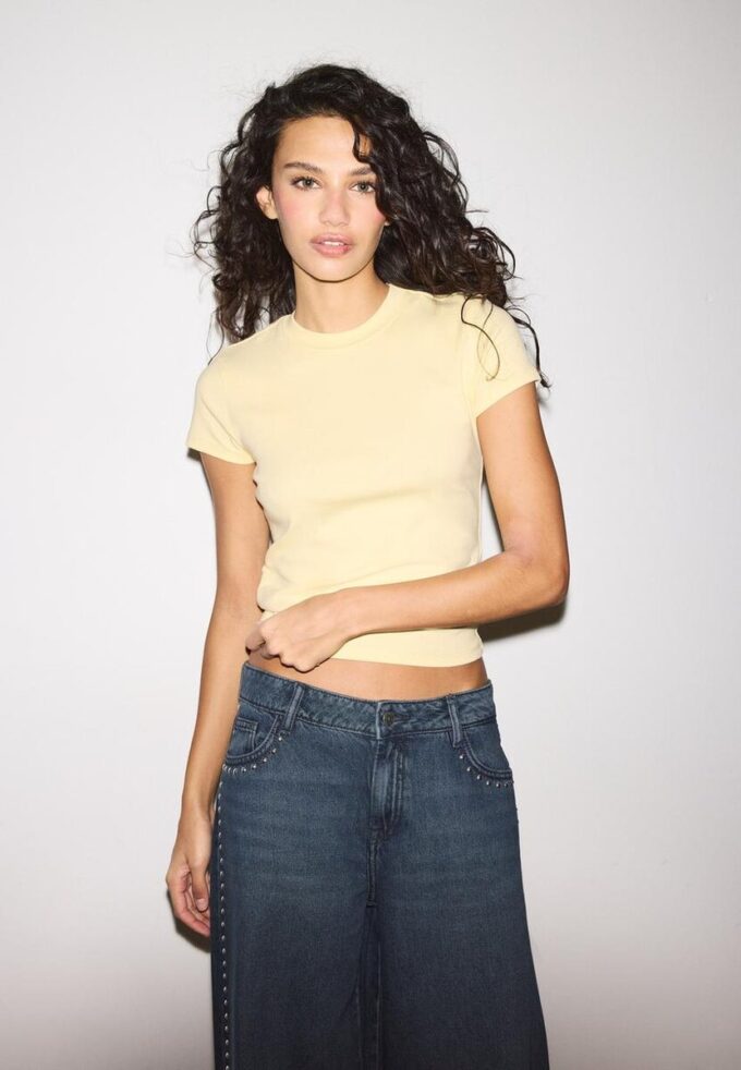 Enkel T-skjorte med korte ermer og rund hals