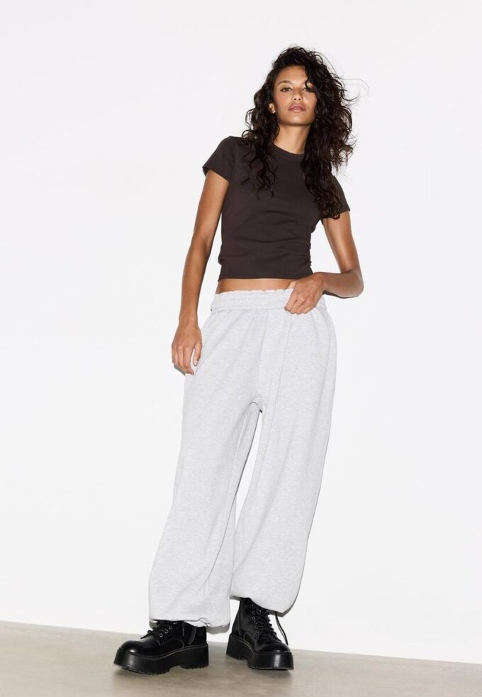 Enkel T-skjorte med korte ermer og rund hals