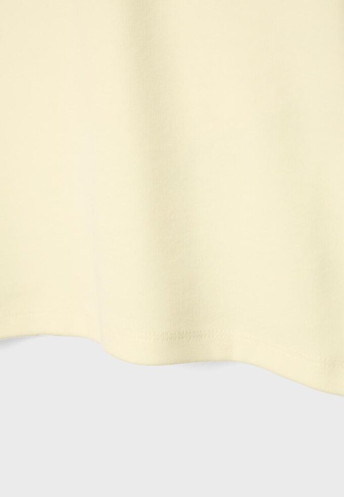 Enkel T-skjorte med korte ermer og rund hals