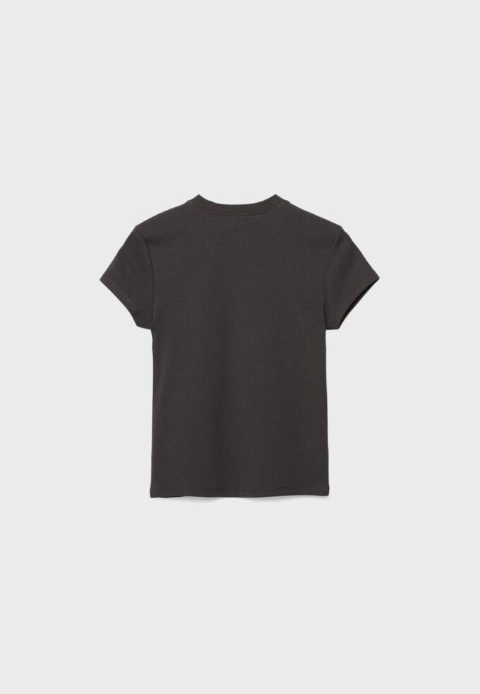 Enkel T-skjorte med korte ermer og rund hals