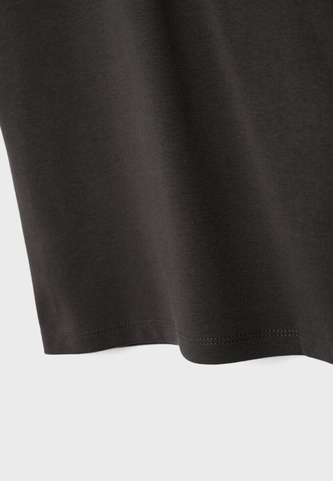 Enkel T-skjorte med korte ermer og rund hals