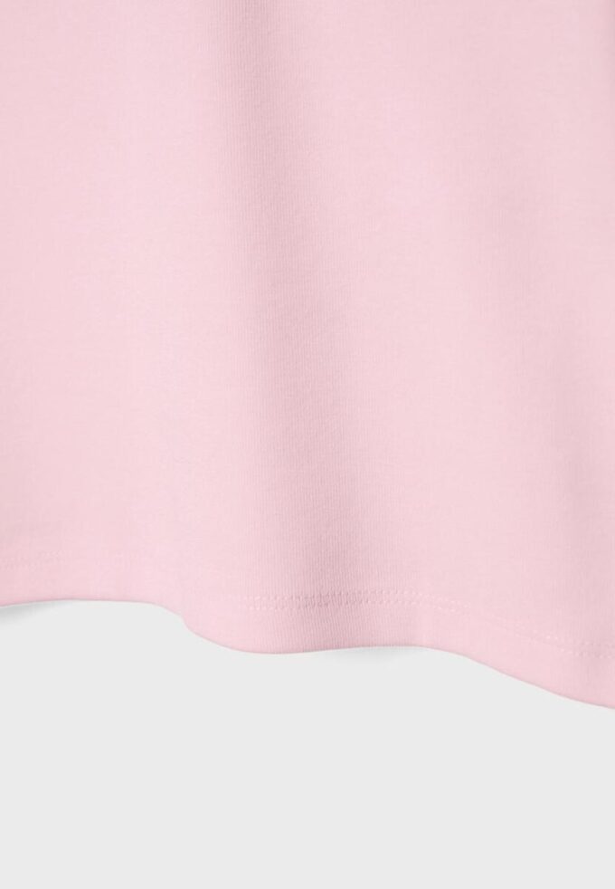 Enkel T-skjorte med korte ermer og rund hals