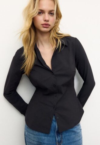 Enkel, tettsittende skjorte som er et basisplagg