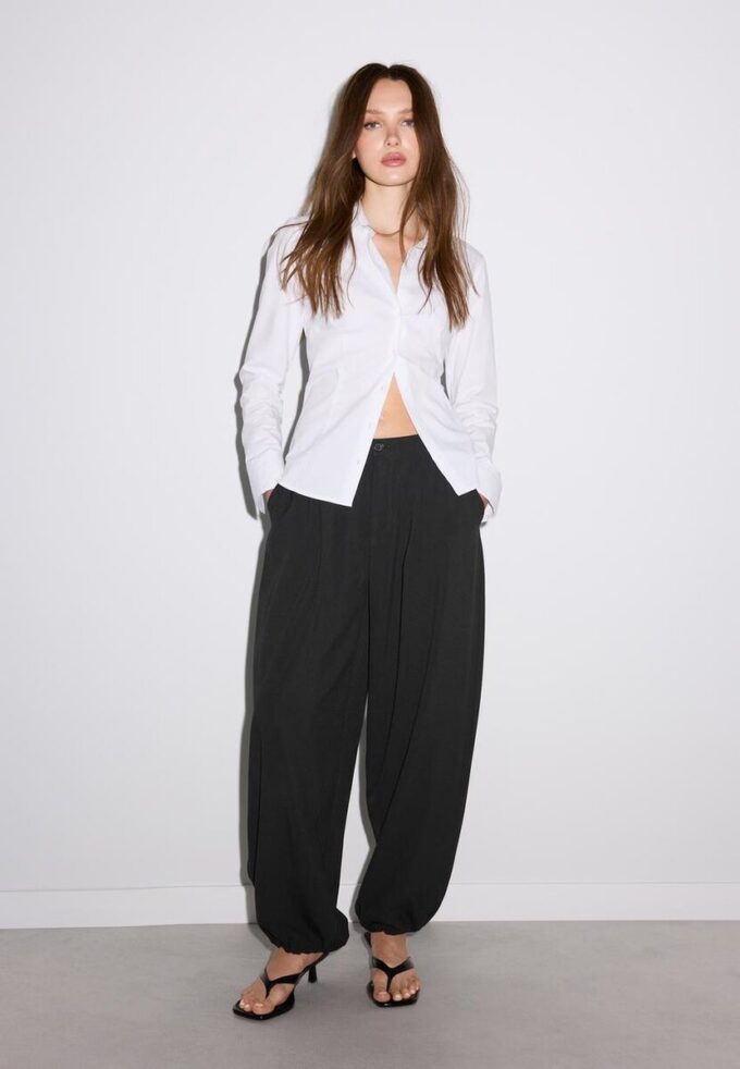 Enkel, tettsittende skjorte som er et basisplagg