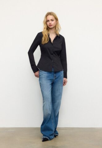 Enkel, tettsittende skjorte som er et basisplagg