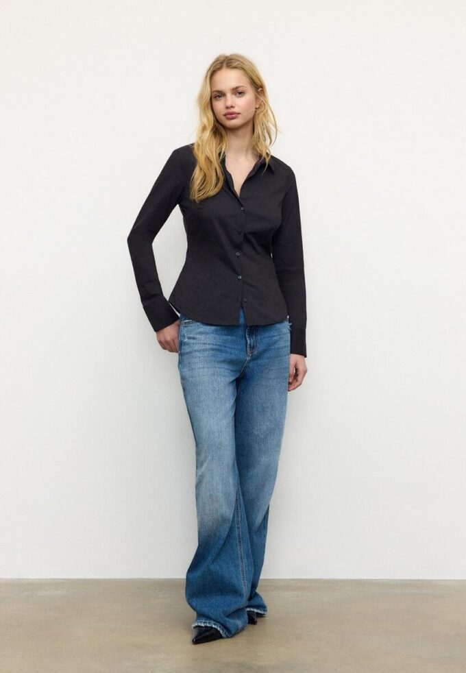 Enkel, tettsittende skjorte som er et basisplagg