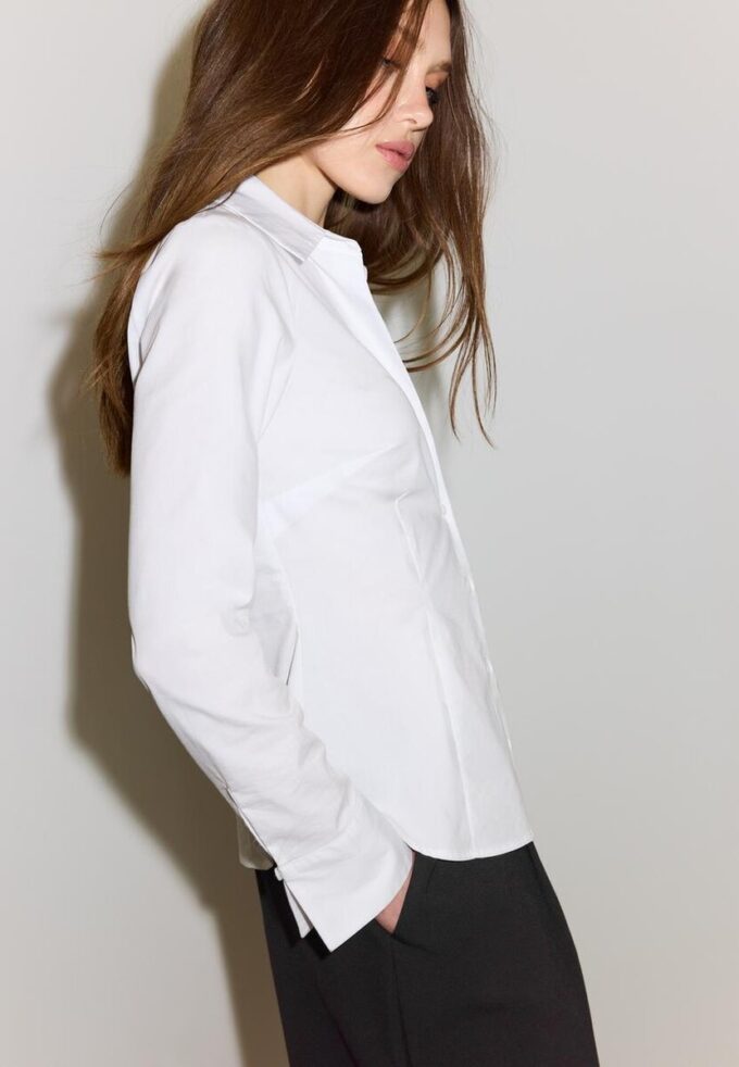 Enkel, tettsittende skjorte som er et basisplagg