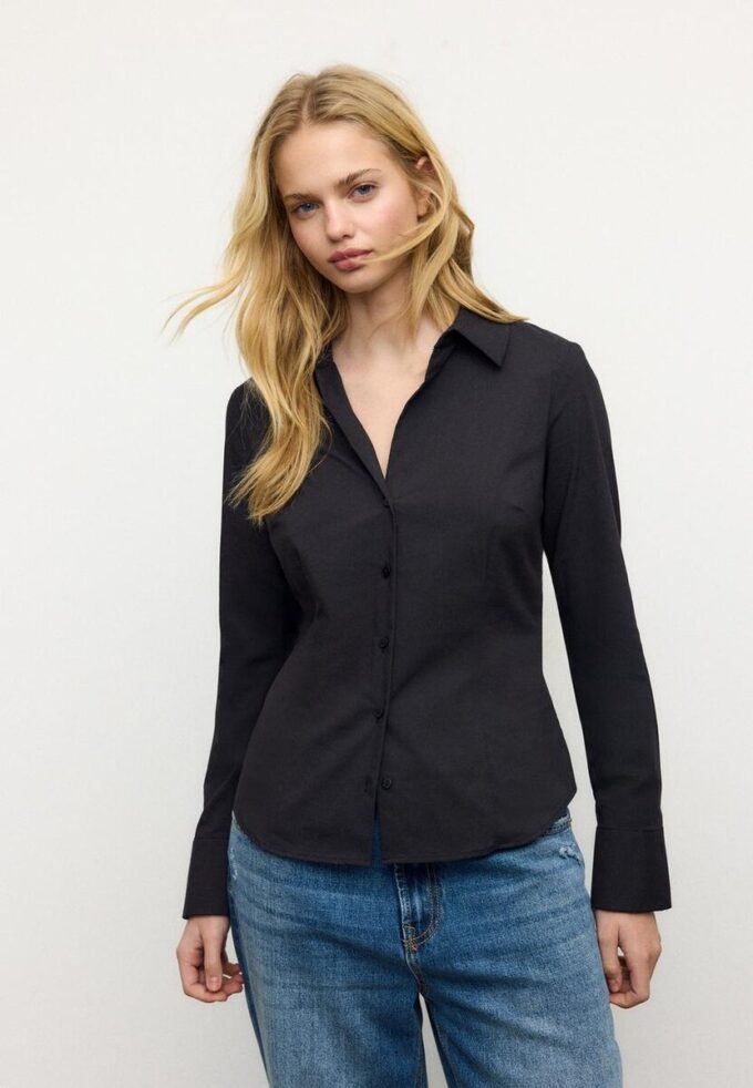 Enkel, tettsittende skjorte som er et basisplagg