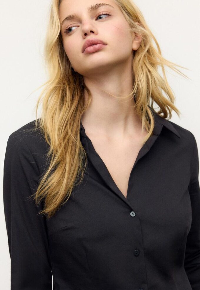 Enkel, tettsittende skjorte som er et basisplagg