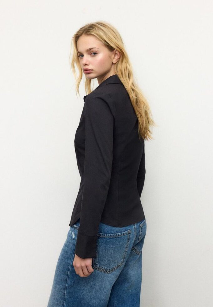 Enkel, tettsittende skjorte som er et basisplagg