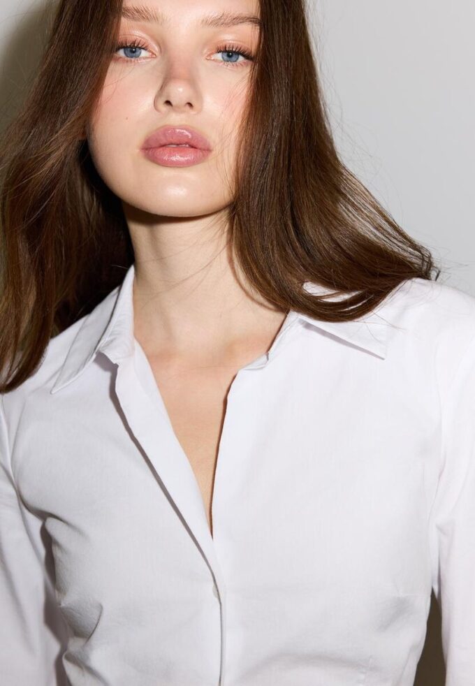 Enkel, tettsittende skjorte som er et basisplagg