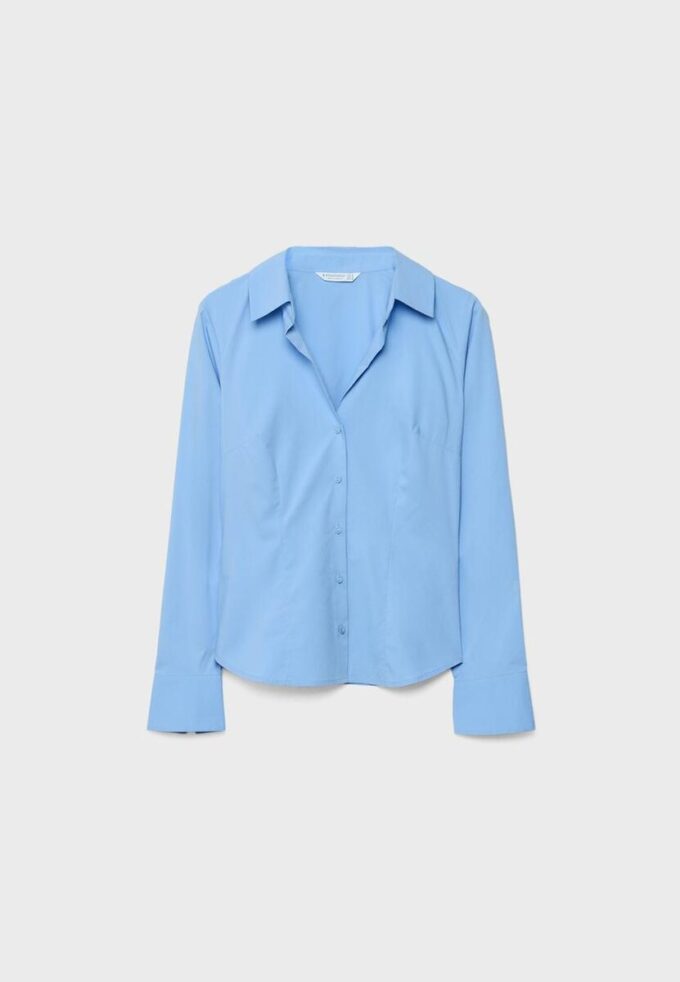 Enkel, tettsittende skjorte som er et basisplagg