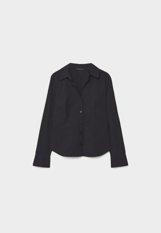 Enkel, tettsittende skjorte som er et basisplagg