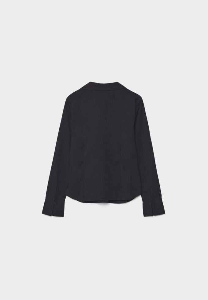 Enkel, tettsittende skjorte som er et basisplagg