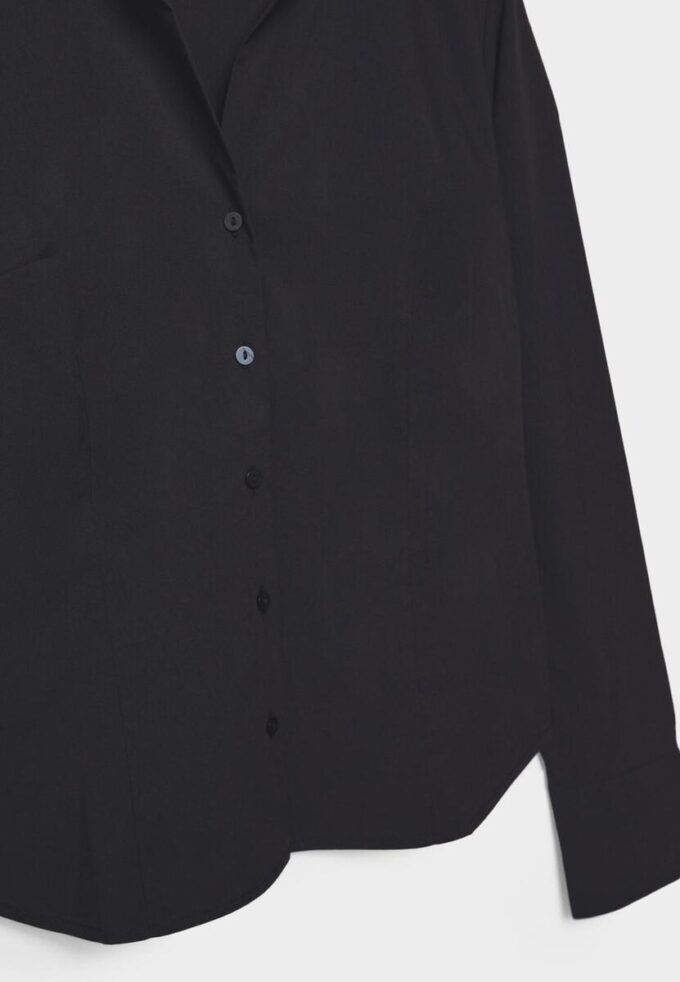 Enkel, tettsittende skjorte som er et basisplagg