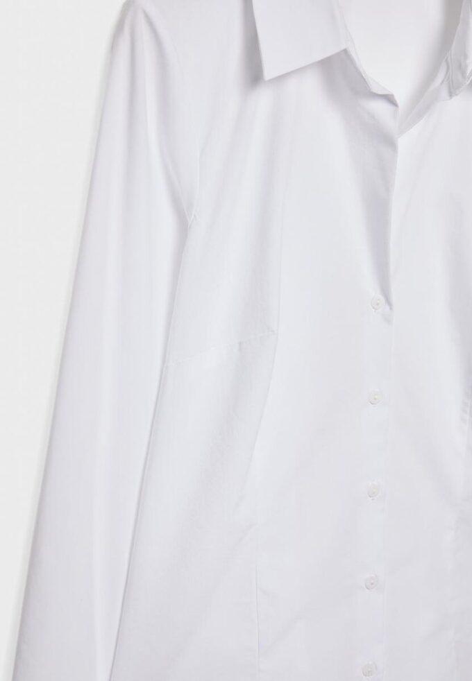 Enkel, tettsittende skjorte som er et basisplagg