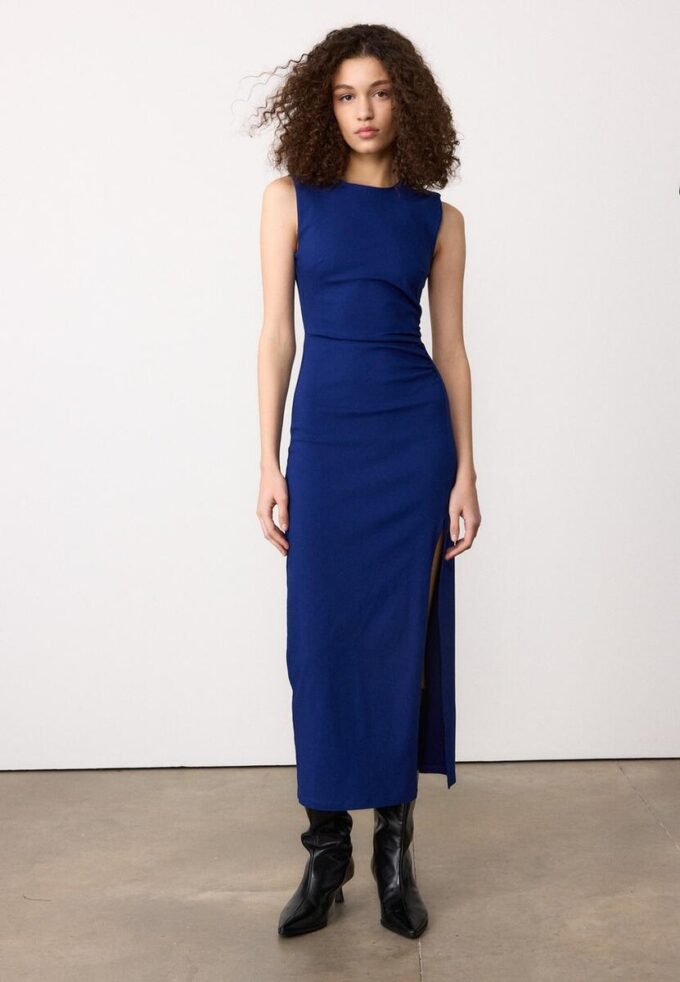 Ermeløs midikjole i bengalin