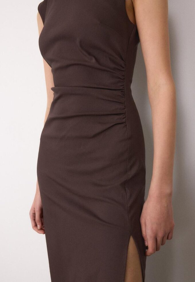 Ermeløs midikjole i bengalin