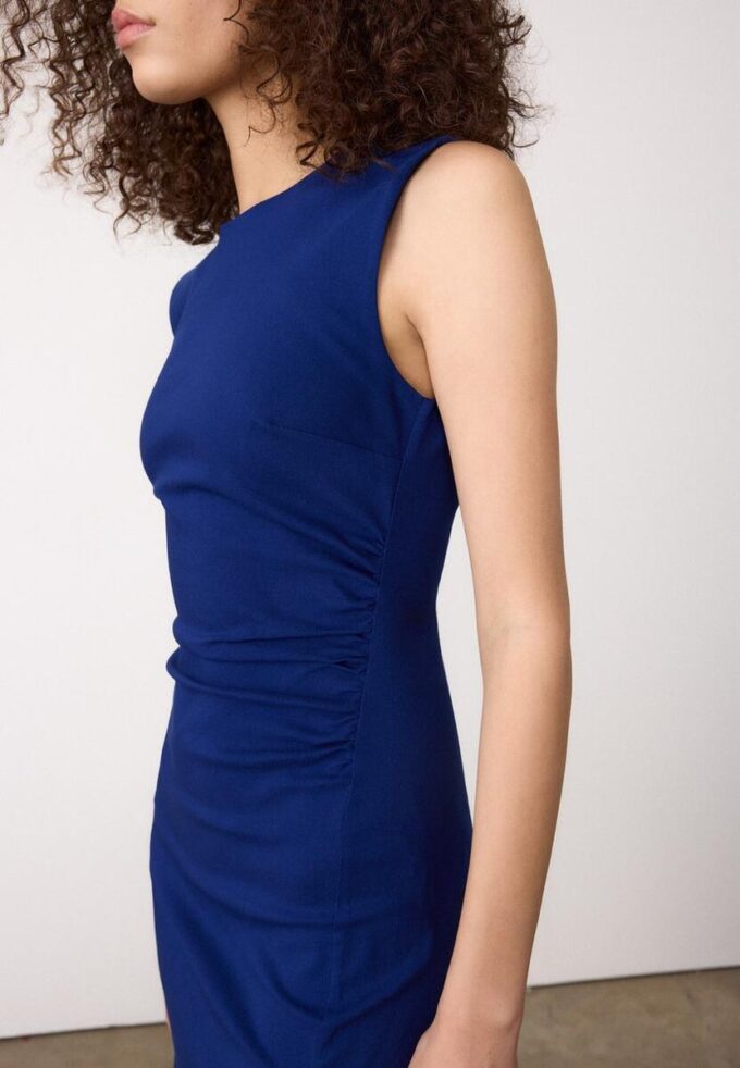 Ermeløs midikjole i bengalin