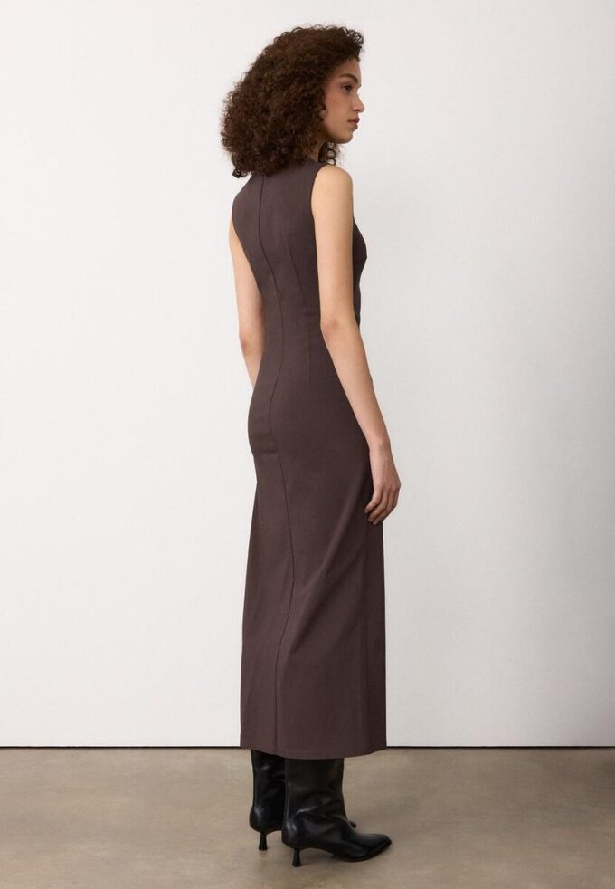 Ermeløs midikjole i bengalin