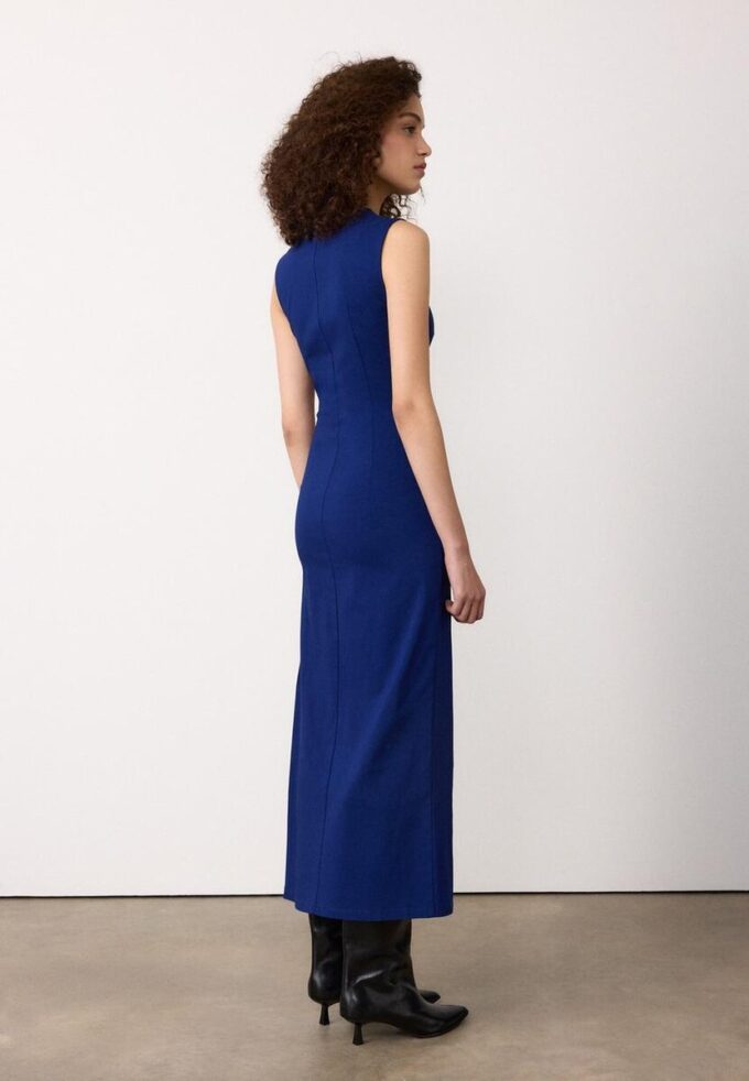 Ermeløs midikjole i bengalin