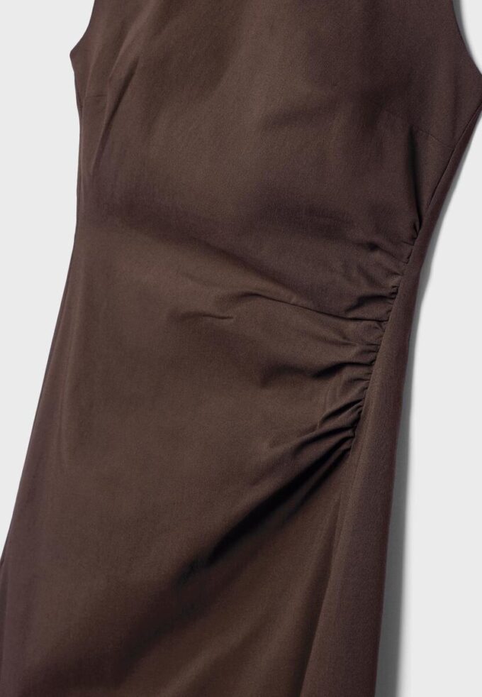 Ermeløs midikjole i bengalin