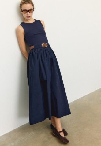 Ermeløs midikjole i to materialer med belte