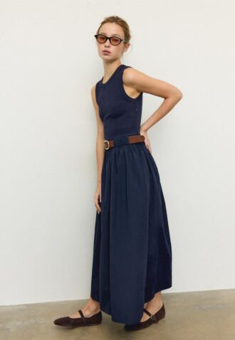 Ermeløs midikjole i to materialer med belte