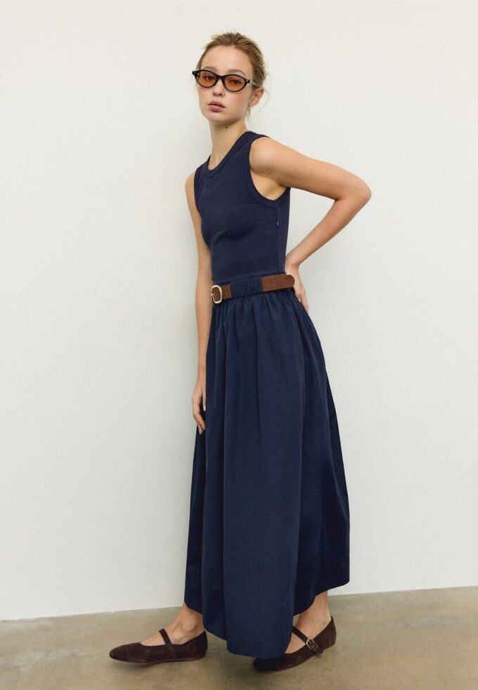 Ermeløs midikjole i to materialer med belte