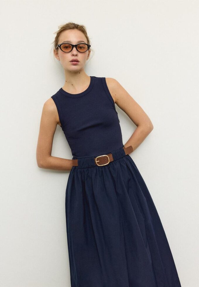 Ermeløs midikjole i to materialer med belte