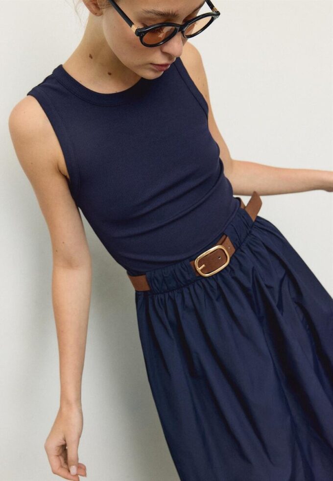 Ermeløs midikjole i to materialer med belte