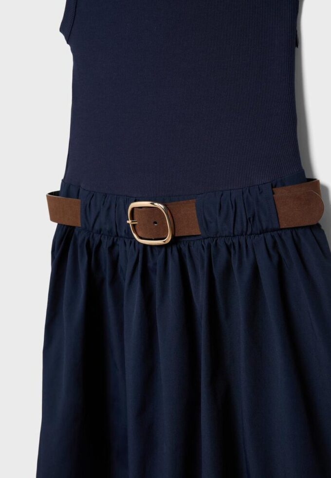 Ermeløs midikjole i to materialer med belte