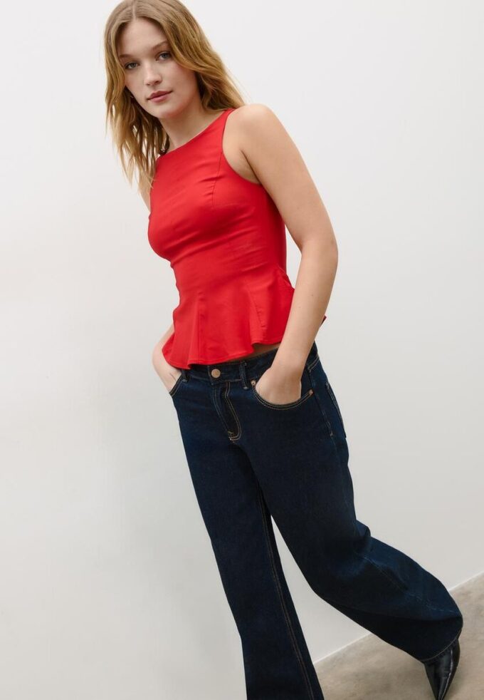 Ermeløs peplum-topper