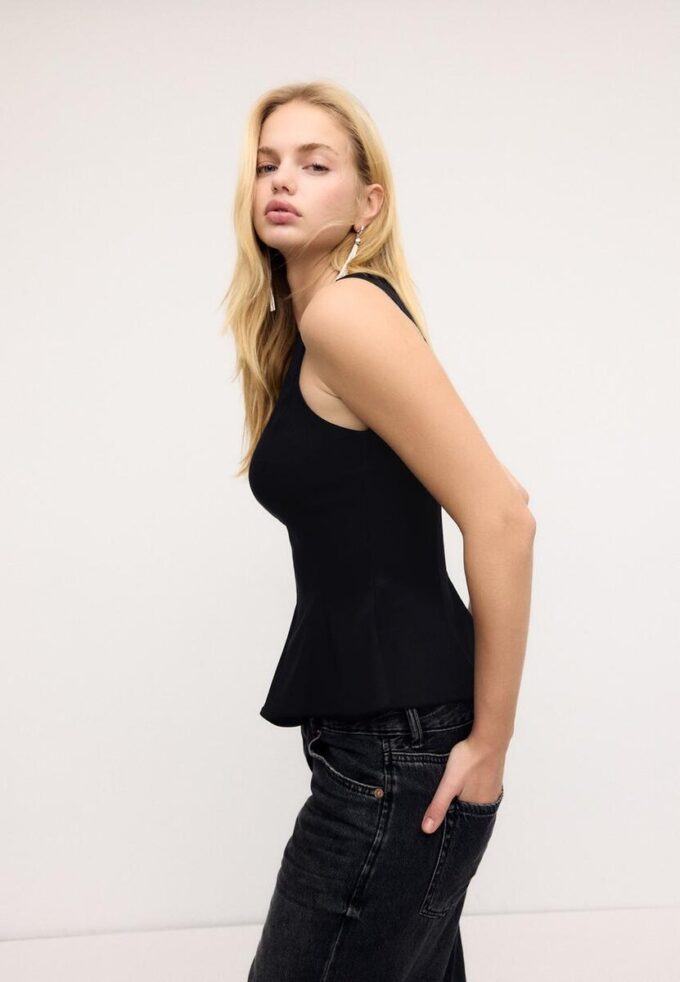 Ermeløs peplum-topper