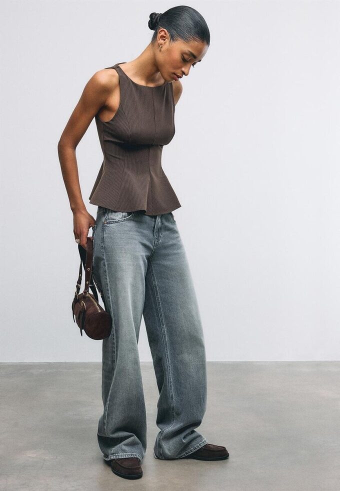 Ermeløs peplum-topper