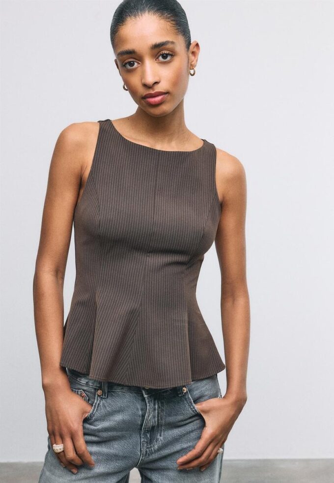 Ermeløs peplum-topper