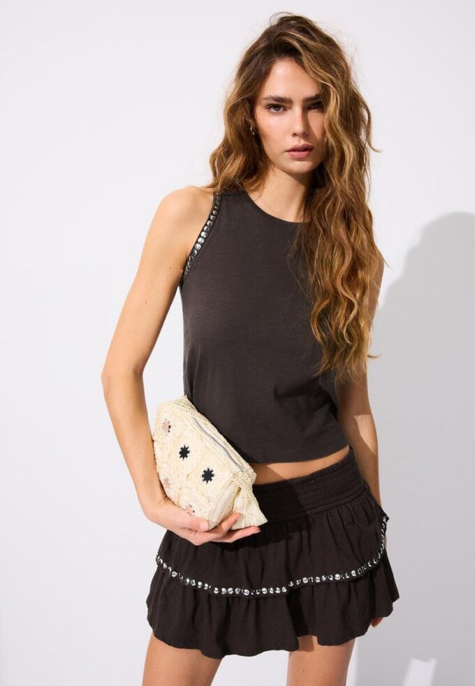 Ermeløs T-skjorte med broderi med nitter