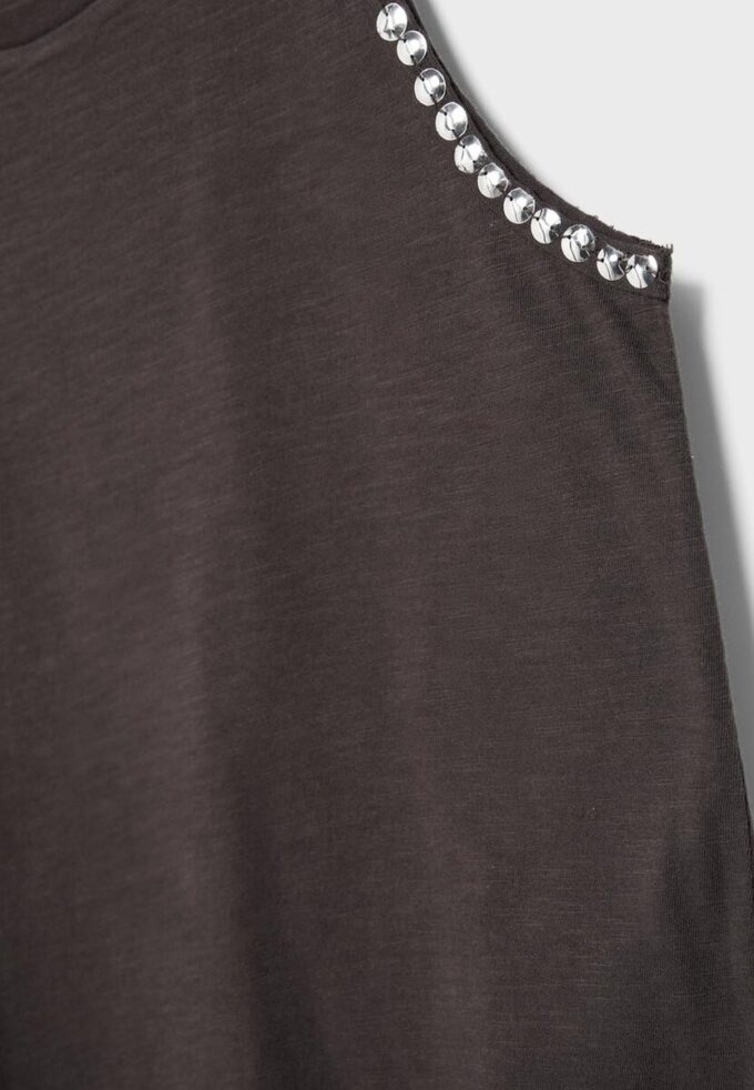 Ermeløs T-skjorte med broderi med nitter