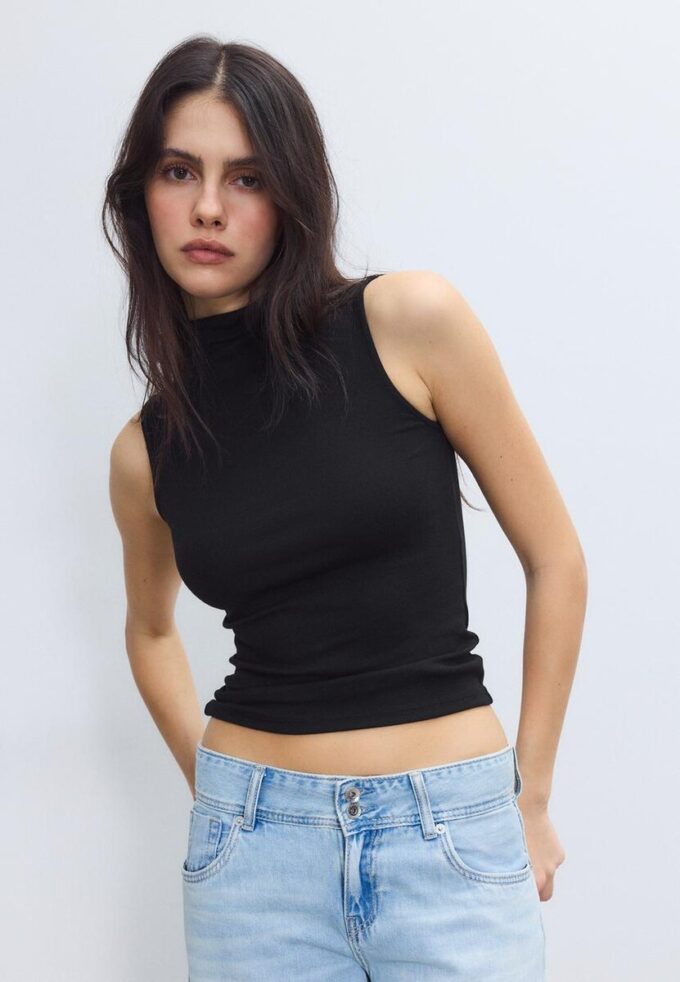 Ermeløs T-skjorte med tragtkrage