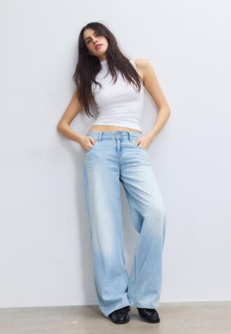 Ermeløs T-skjorte med tragtkrage