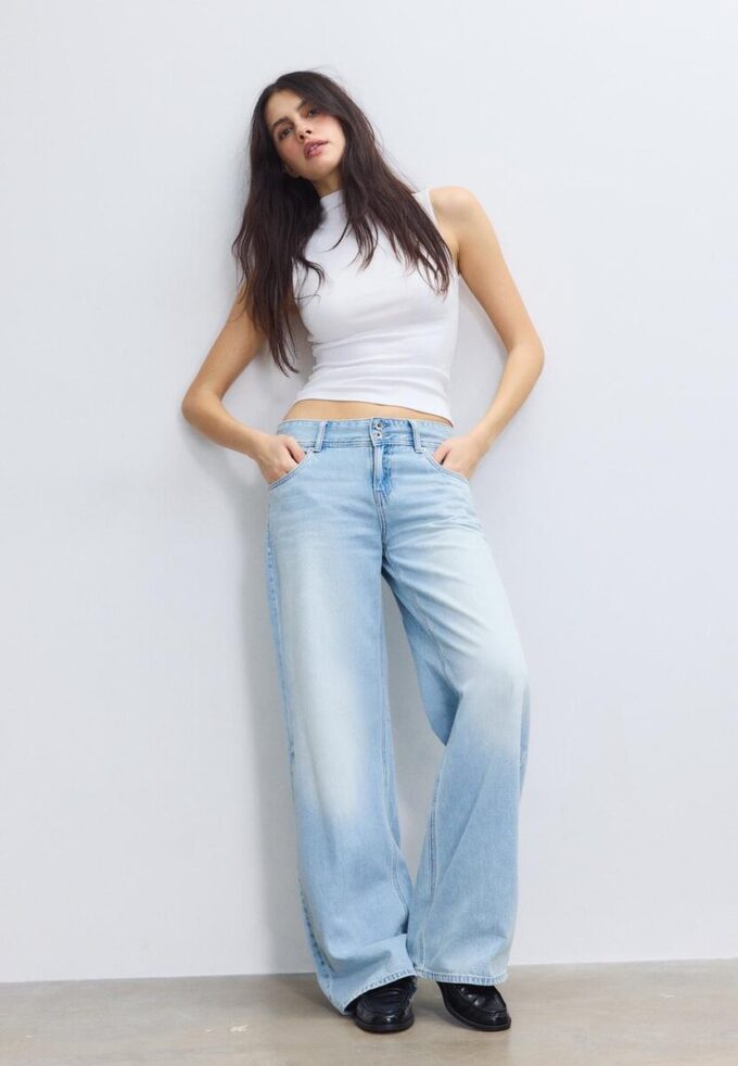 Ermeløs T-skjorte med tragtkrage