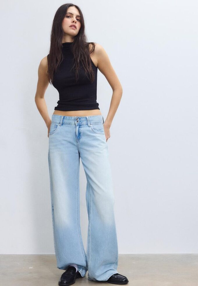 Ermeløs T-skjorte med tragtkrage