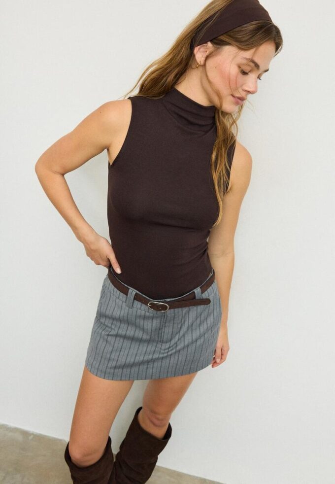 Ermeløs T-skjorte med tragtkrage