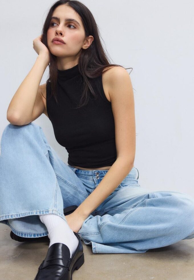 Ermeløs T-skjorte med tragtkrage