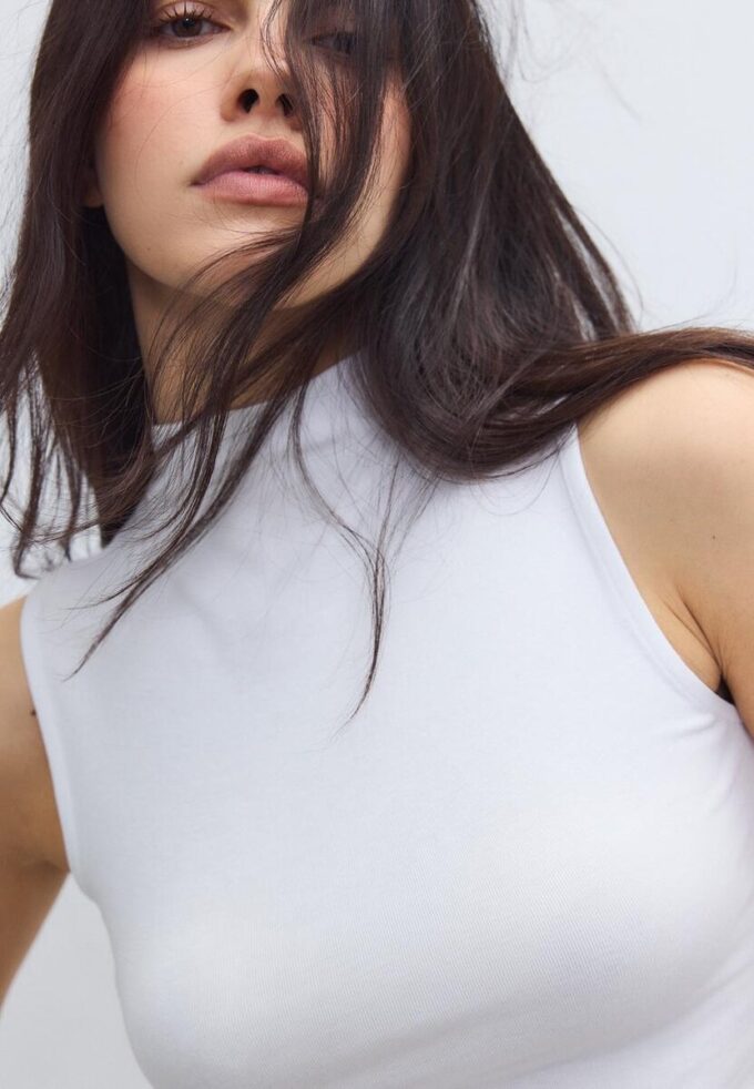 Ermeløs T-skjorte med tragtkrage