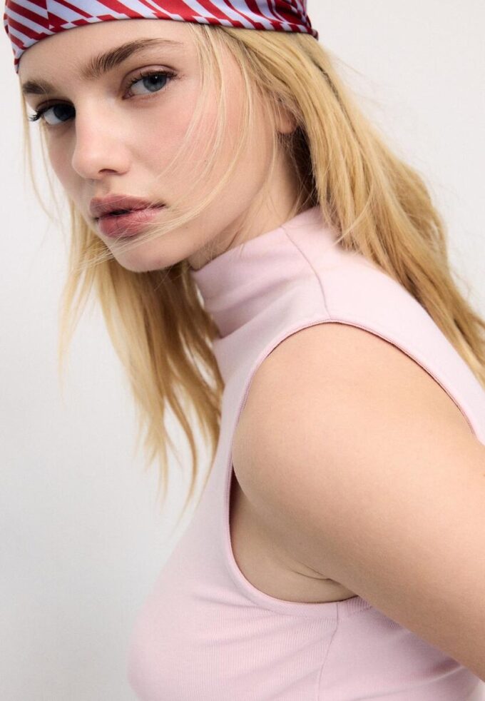 Ermeløs T-skjorte med tragtkrage