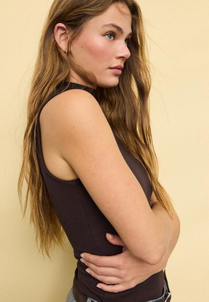 Ermeløs T-skjorte med tragtkrage