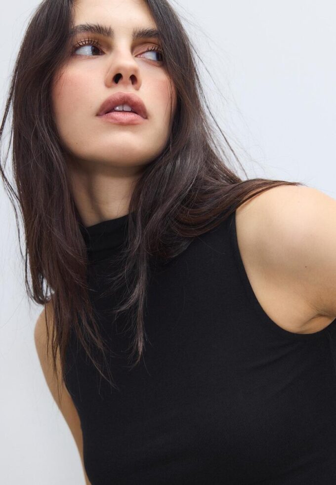 Ermeløs T-skjorte med tragtkrage